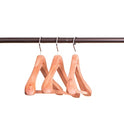 Ruumetry - Perchas de cedro sin terminar, perchas de madera de cedro rojo, perchas de ropa de lujo para chamarra, hombro ancho con barra cuadrada de cedro para pantalones, gancho flexible de 360°, paquete de 3