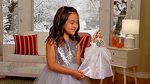 Barbie Muñeca Festiva Signature 2021 (12 Pulgadas, Cabello Rubio Ondulado) en Vestido Plateado, con Soporte para muñeca y Certificado de autenticidad, Regalo para niños de 6 años en adelante