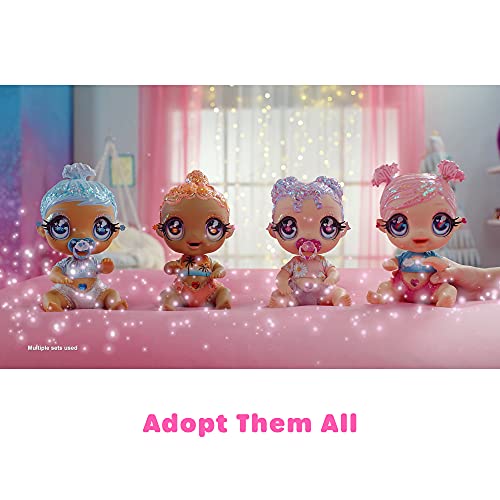 MGA Entertainment Glitter Babyz Muñeca Dreamia Stardust con 3 Cambios de Color mágicos, Pelo Rosa y Vestido arcoíris, Incluye pañal, biberón y Chupete Reutilizables, Edad: 3+ años