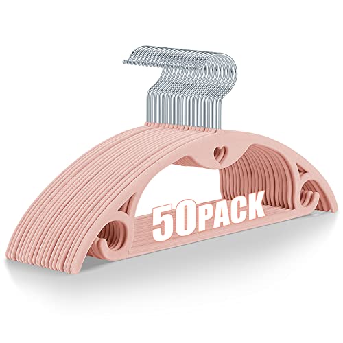 IEOKE Perchas de terciopelo, paquete de 50 perchas sin hombros para trajes, ultra delgadas, ahorro de espacio, giro de 360 grados, gancho resistente, perchas duraderas para suéteres, abrigos, chaquetas, camisas y vestidos