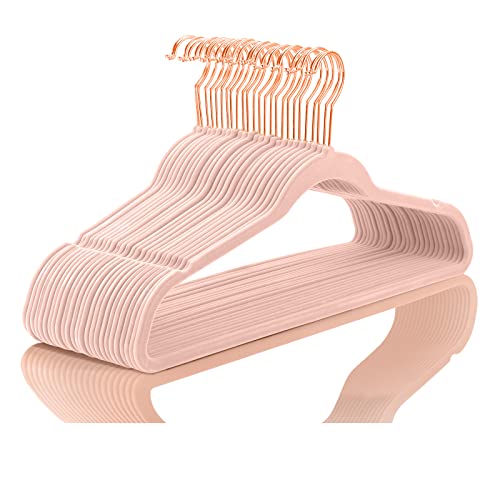 MIZGI Perchas de terciopelo de alta calidad (paquete de 30) resistentes, antideslizantes, perchas de terciopelo blanco – ganchos de cobre/oro rosa, perchas para ahorrar espacio (blanco)