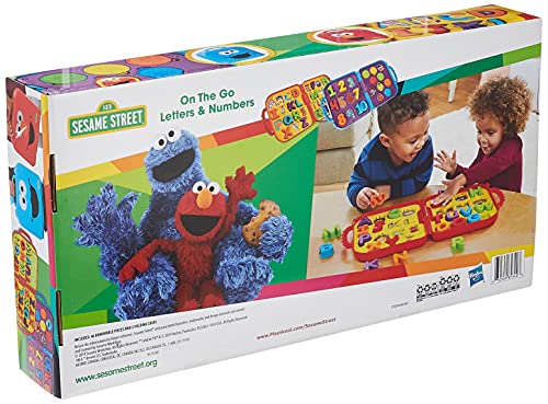 Sesame Street Letras y números sobre la marcha con Elmo & Cookie Monster, 2 fundas para llevar, juguete de aprendizaje para niños pequeños, niños a partir de 2 años