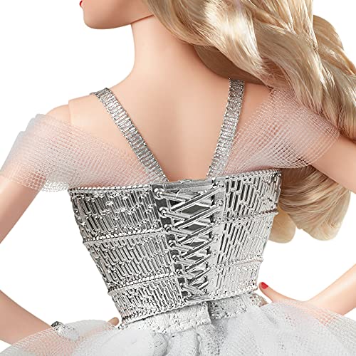 Barbie Muñeca Festiva Signature 2021 (12 Pulgadas, Cabello Rubio Ondulado) en Vestido Plateado, con Soporte para muñeca y Certificado de autenticidad, Regalo para niños de 6 años en adelante