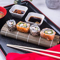 Cleanclue Cesta de vapor de bambú premium de 10 pulgadas y alfombrilla de sushi para cocinar, comida asiática (coreano, japonés, chino y tailandés) con adaptador de anillo, 20 papeles de pergamino, 2 pares de palillos, plato de salsa